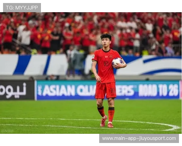 王钰栋连过两人后抽射远角，皮球击中立柱弹出